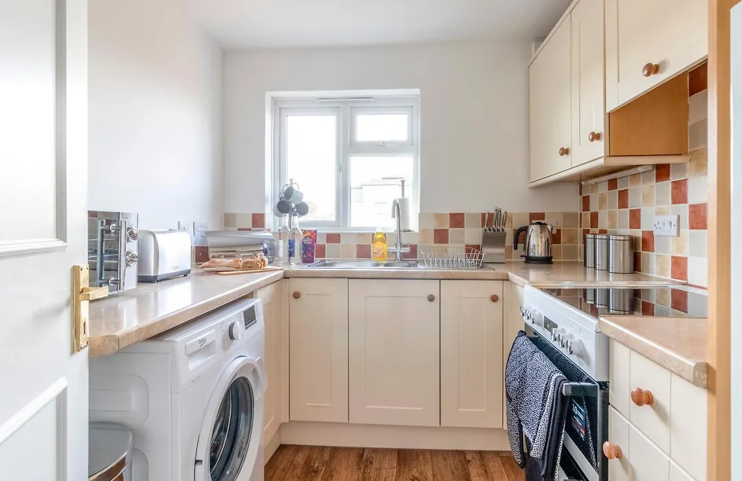 Large Sea View 2 Bedroom Sleeps 6 - Free Parking-1