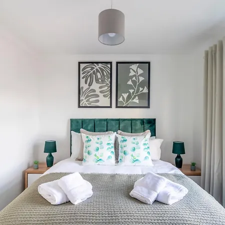 Large Sea View 2 Bedroom Sleeps 6 - Free Parking-2