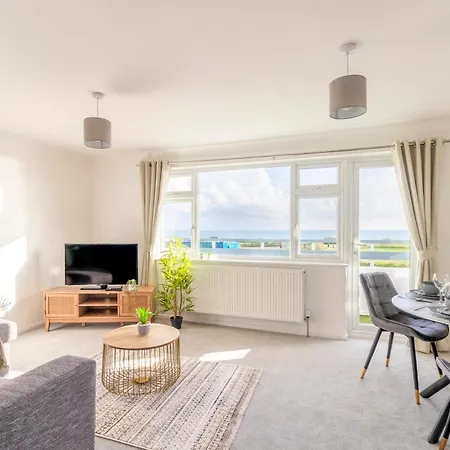 Large Sea View 2 Bedroom Sleeps 6 - Free Parking-3
